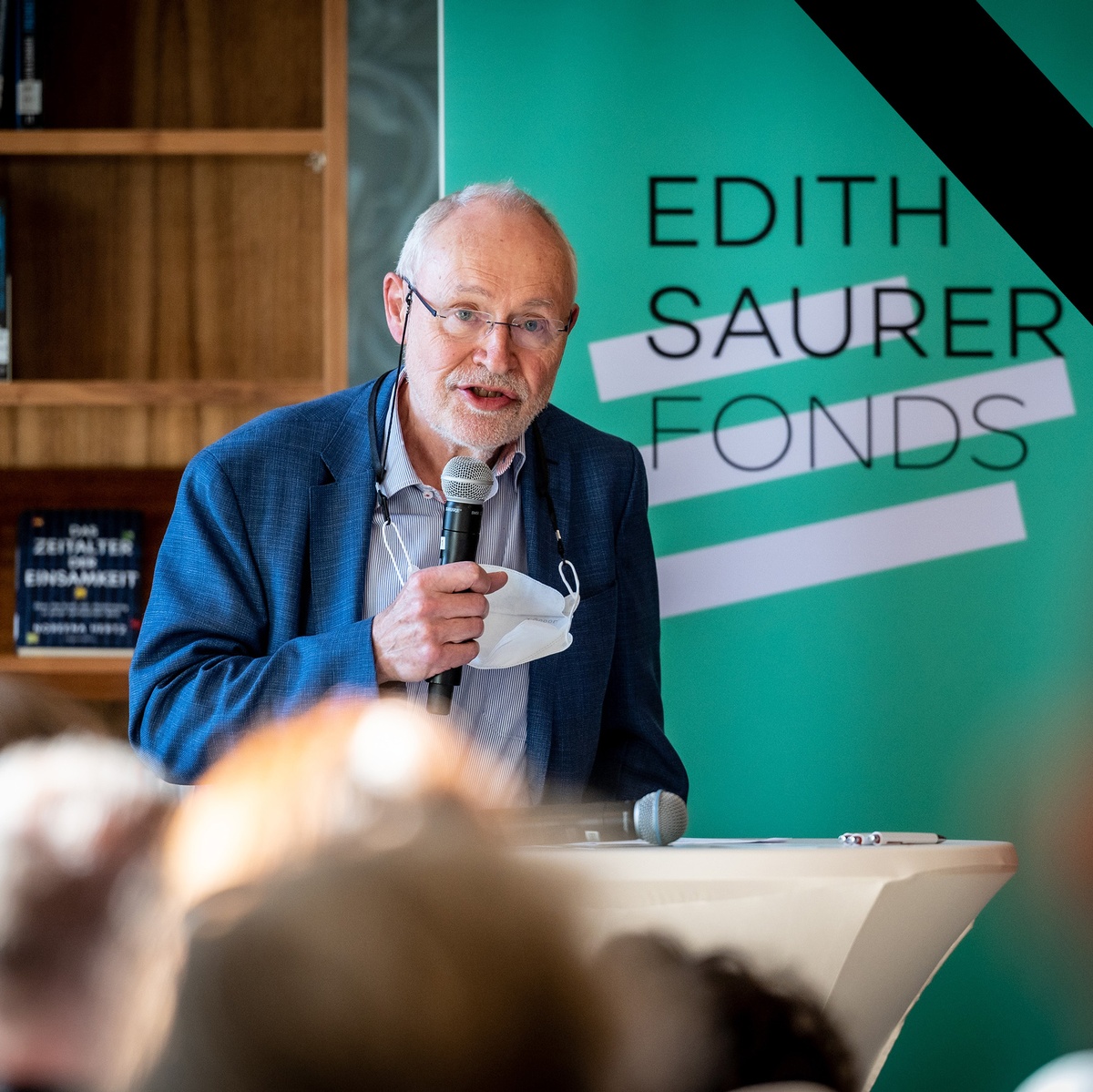 Prof. Josef Ehmer spricht in ein Mikrofon, darüber liegt ein Trauerflor. © Christopher Glanzl, Edith Saurer Fonds