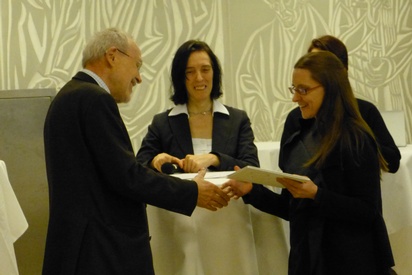 Urkundenübergabe Josef Ehmer und Anna Badino, im Hintergrund Margareth Lanzinger © Edith Saurer Fonds