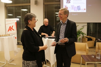 Urkundenübergabe durch Dkkfr. Wilhelmine Goldmann an Alexander Prenninger © Edith Saurer Fonds