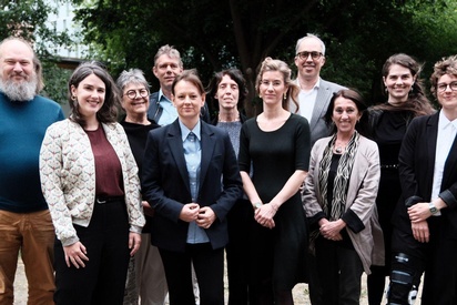 Eine Gruppe von Menschen steht in einem Garten. &copy; ESF / Christopher Glanzl