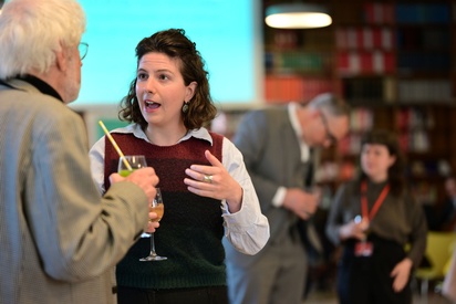 Ein Mann und eine Frau unterhalten sich bei einem Glas Wein, im Hintergrund sind ebenso ein Mann und eine Frau zu sehen, die sich unterhalten. © ESF / Christopher Glanzl