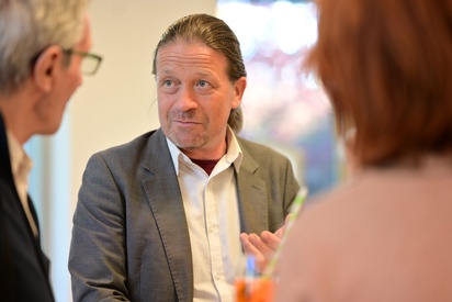 Drei Personen unterhalten sich, wobei von zwei nur der Hinterkopf zu sehen ist. © ESF / Christopher Glanzl