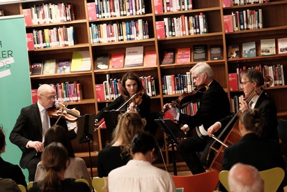 Ein Streichquartett spielt vor einer B&uuml;cherwand Musik. &copy; ESF / Christopher Glanzl
