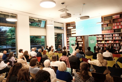 Eine Menschengruppe sitz in einer Bibliothek und h&ouml;rt einer Frau bei einer Rede zu. &copy; ESF / Christopher Glanzl