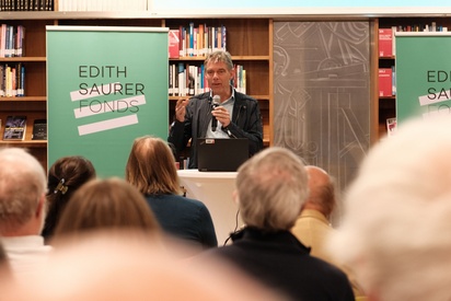 Ein Mann h&auml;lt eine Rede in einer Bibliothek. &copy; ESF / Christopher Glanzl