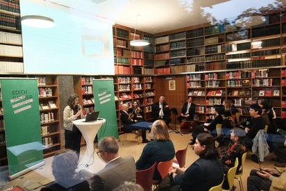Eine Frau spricht in einer Bibliothek, eine Menschengruppe h&ouml;rt ihr zu. &copy; ESF / Christopher Glanzl
