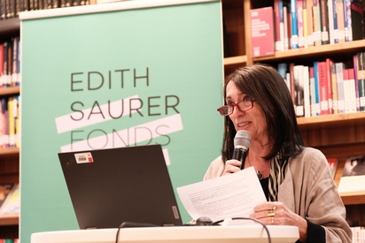 Eine Frau mit einem Mikro in der Hand spricht. &copy; ESF / Christopher Glanzl