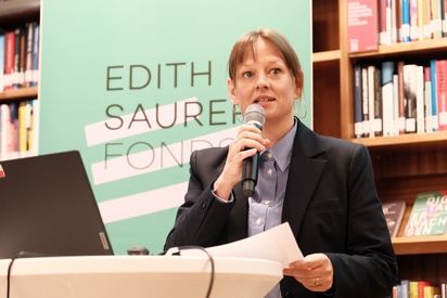 Eine Frau mit Mikrofon spricht. &copy; ESF / Christopher Glanzl
