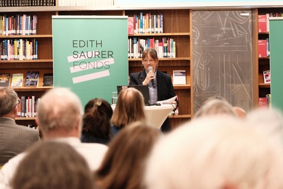 Eine Frau h&auml;lt eine Rede in einer Bibliothek. &copy; ESF / Christopher Glanzl