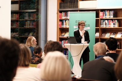 Eine Frau steht vor einer B&uuml;cherwand und spricht. &copy; ESF / Christopher Glanzl