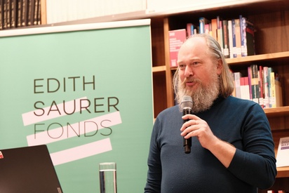 Ein Mann mit Bart spricht in ein Mikrofon. &copy; ESF / Christopher Glanzl