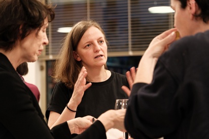 Eine Frau spricht mit zwei Menschen und gestikuliert mit ihren H&auml;nden. &copy; ESF / Christopher Glanzl