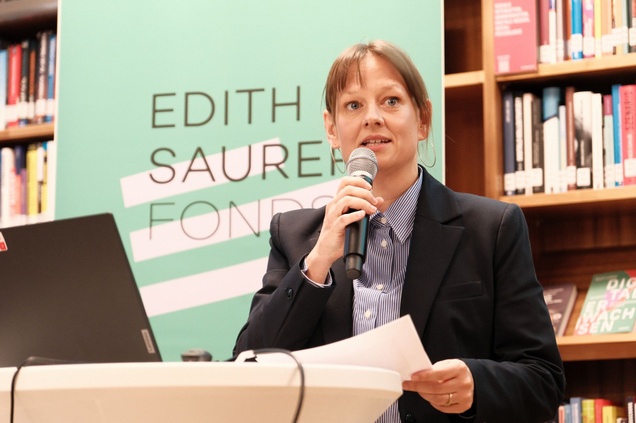 Eine Frau mit Mikro spricht. &copy; ESF / Christopher Glanzl